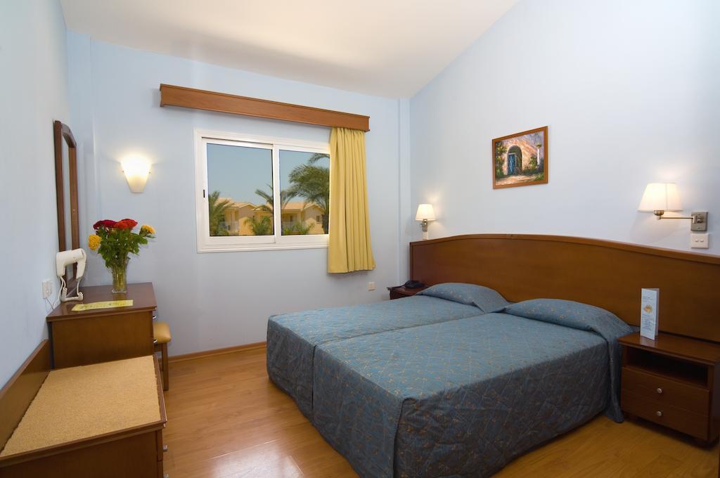 Tasia Maris Gardens Agia Napa Zimmer foto